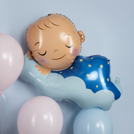 Bulutların Üzerinde Erkek Bebek Figürü